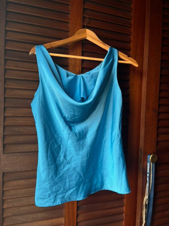 blusa azul caida a frente