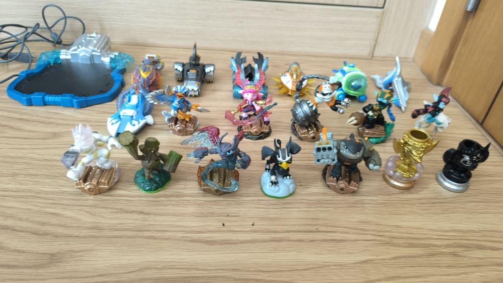 19 Skylanders + Base