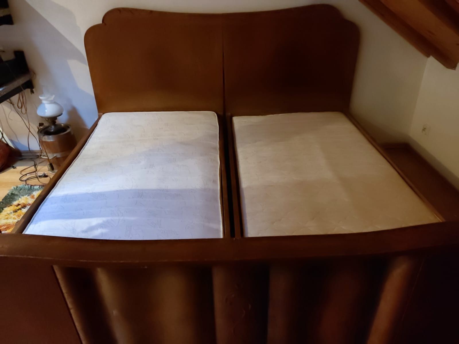 Dwuosobowe łóżko drewniane z materacami