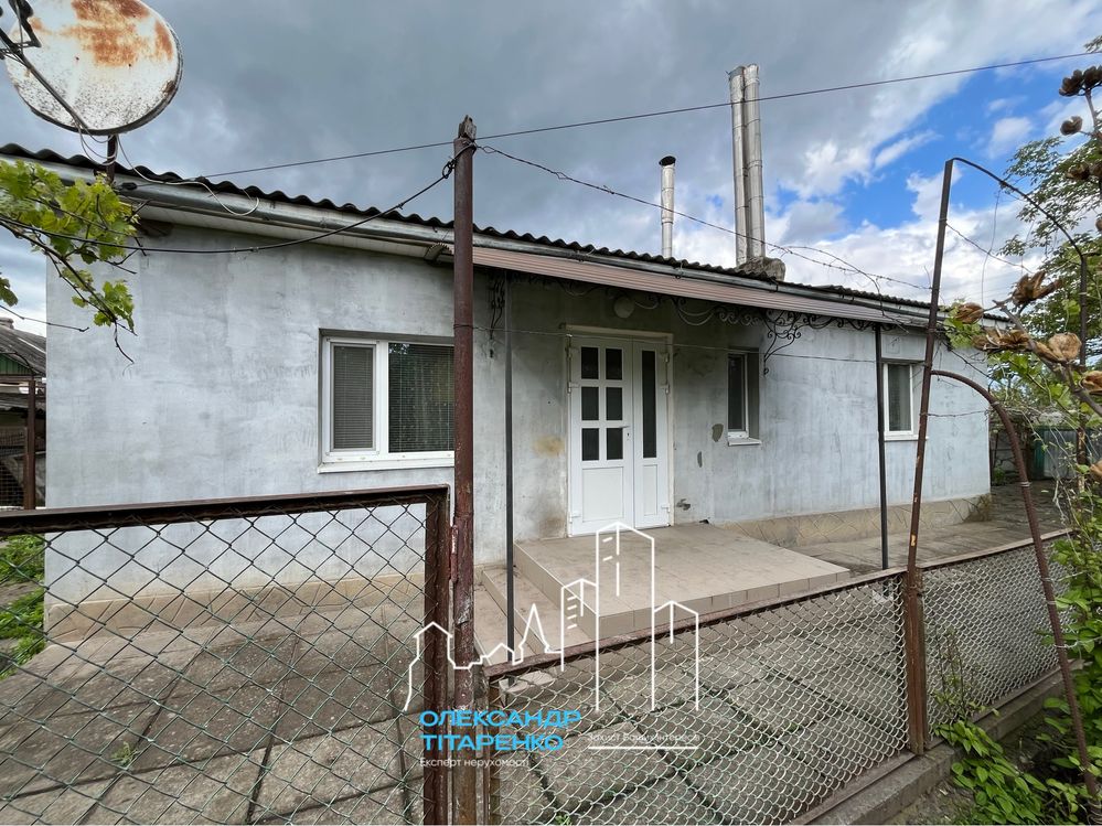 Продається житловий будинок з великою ділянкою!