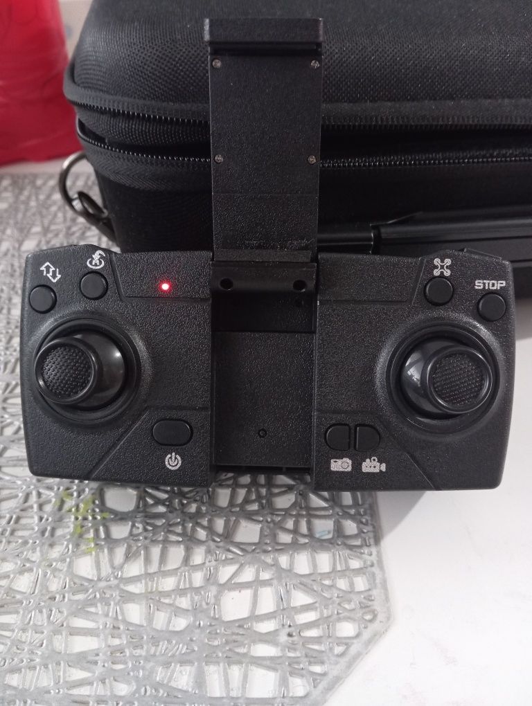 Sprzedam Drona,stan bdb,w zestawie Etui,ładowarka ,kabel,