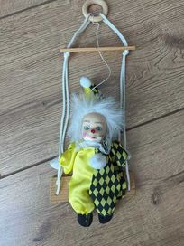 Pajacyk lalka na huśtawce z porcelanową buzią