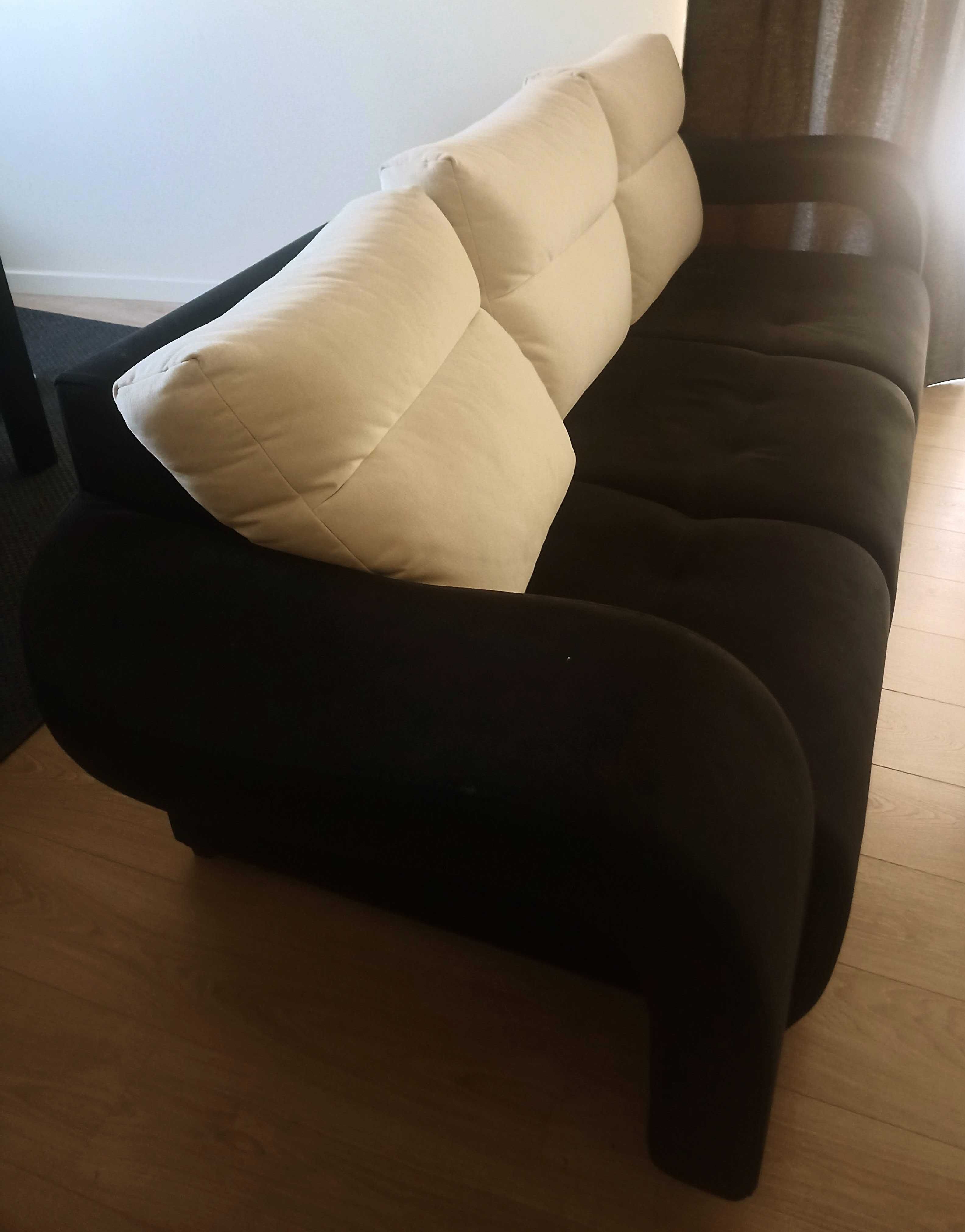 Sofá preto com encostos em branco Bom Estado