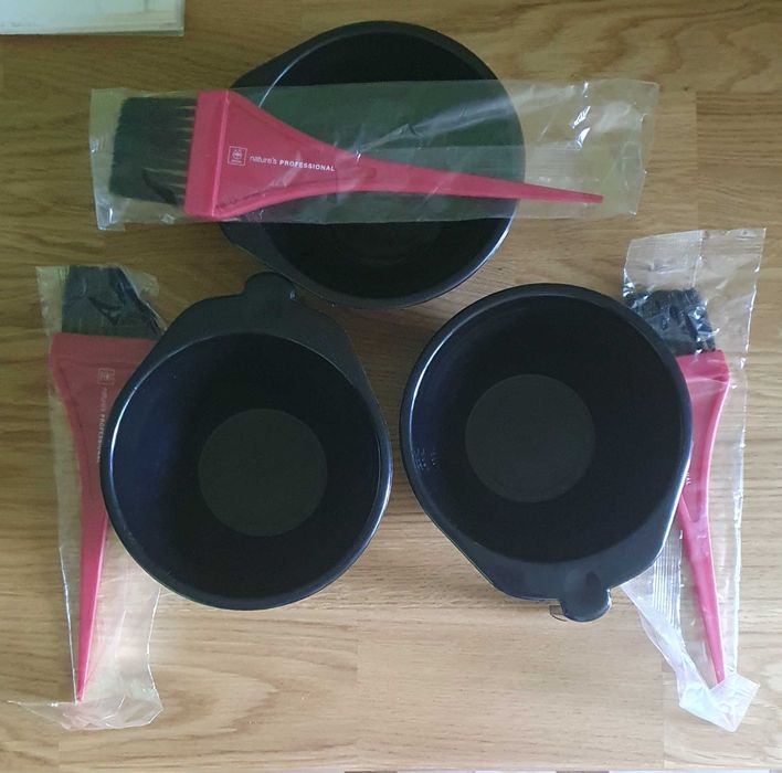 Миски для фарби та  кисти для фарбування волосся.