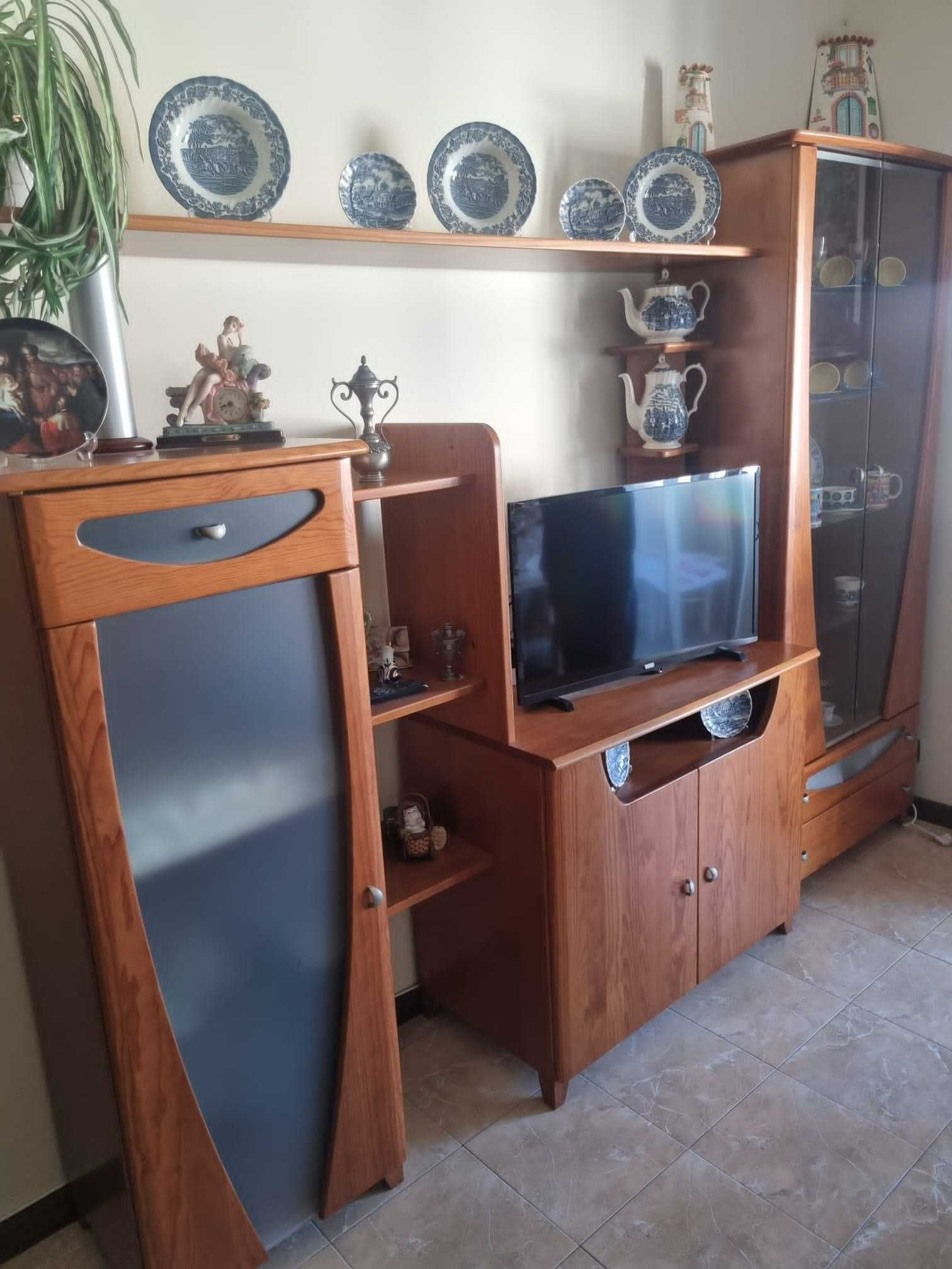 Móvel sala Cerne com suporte TV, arrumação e louceiro