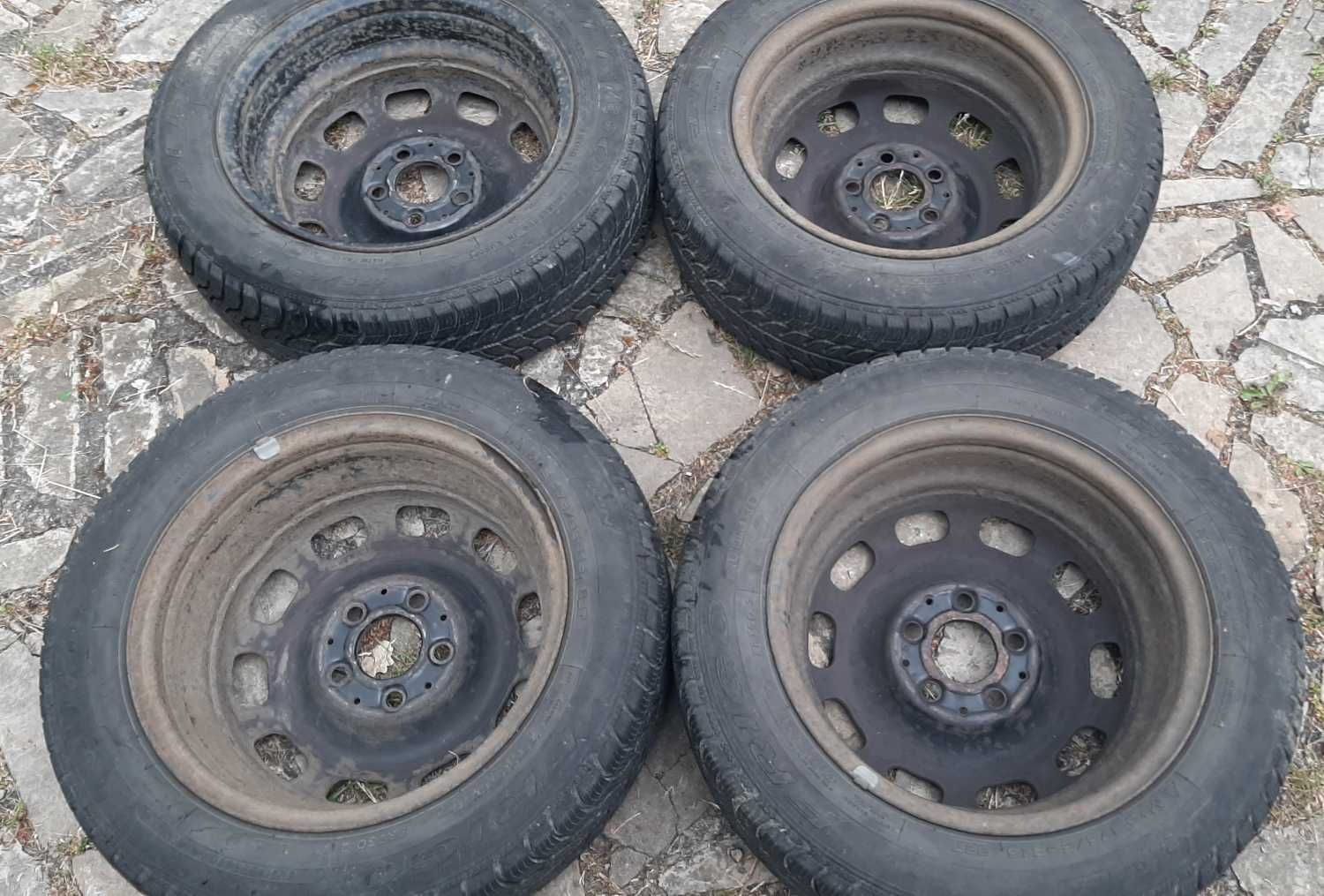 Felgi stalowe rozstaw 115x5 ET54 opony zimowe Dębica Frigo2 175/65 R15