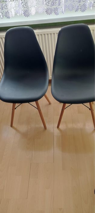 Sprzedam dwa plastikowe krzesla