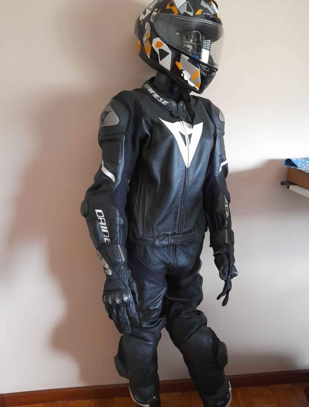 Fato dainese, botas e capacete