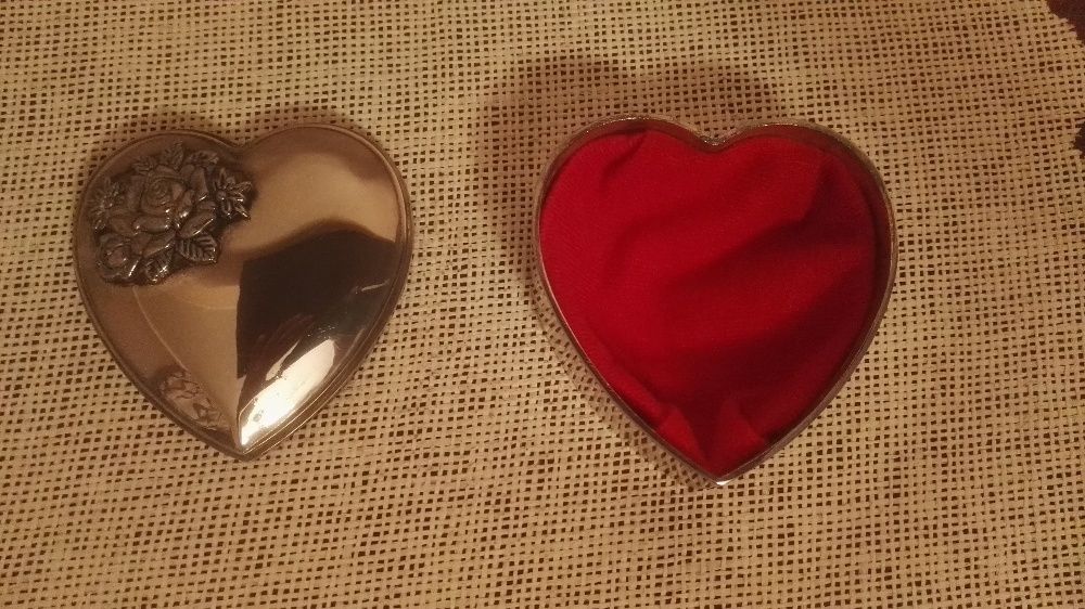 Platerowana, szkatułka w kształcie serca z elementami róż.