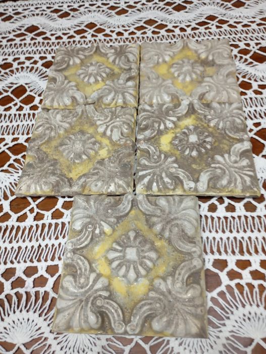 Vendo este azulejo muito bonito bom estado