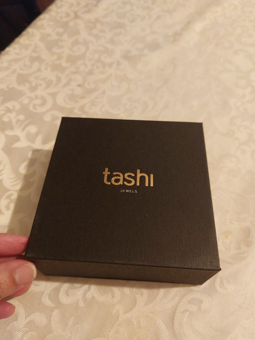 Vendo Pulseira Energies da Tashi com 3 charms