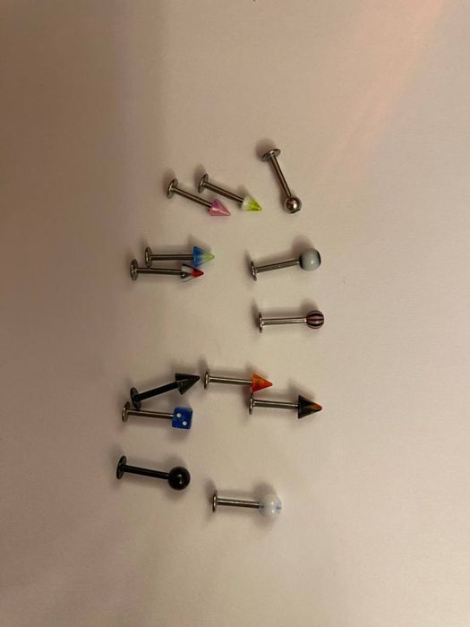 Пірсинг сережка в ніс , в губу , язик