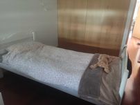 Cama de solteiro branco com colchão incluído