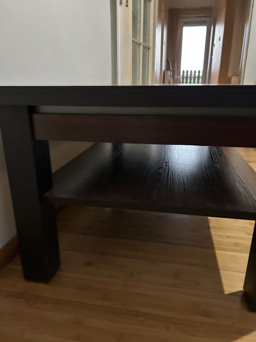 Ława pokojowa w ciemnym brązie.