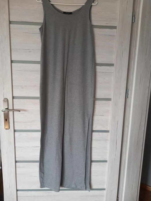Szara letnia sukienka na lato z rozcięciem na nodze Mohito
