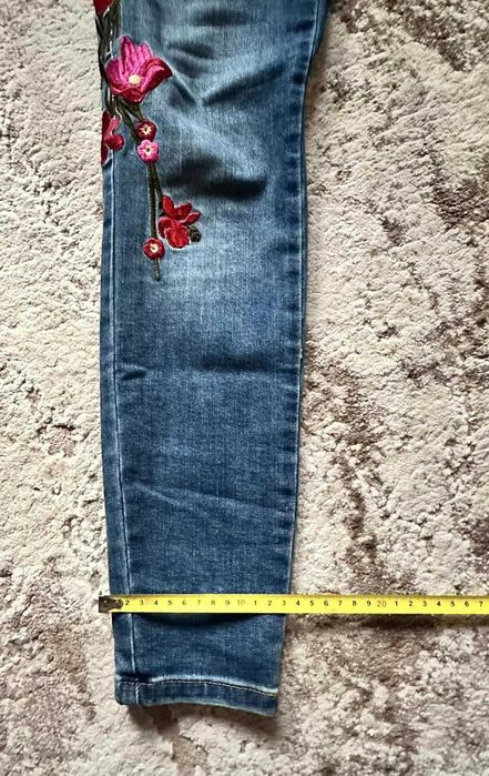Джинси з вишивкою квітів вузькі