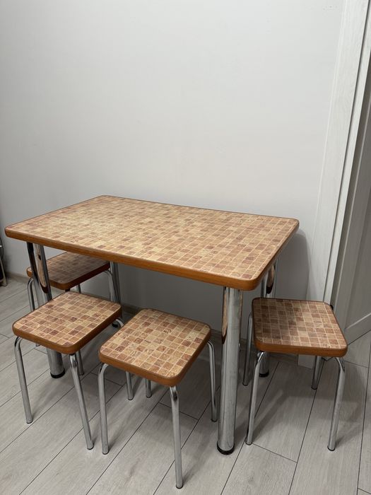 Стіл кухонний та 4 табуретки