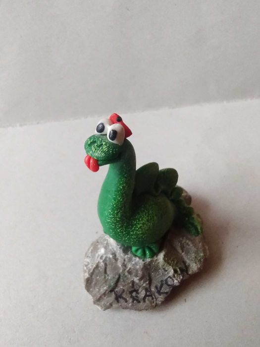 Figurka smoka wawelskiego z modeliny ma kamieniu