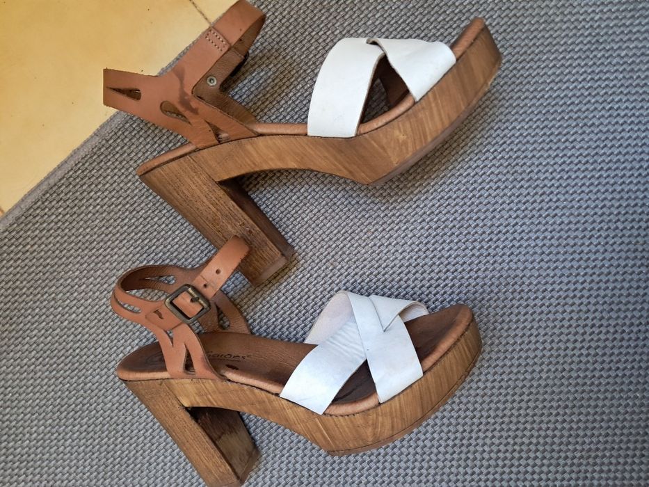 Sandalias pele e madeira