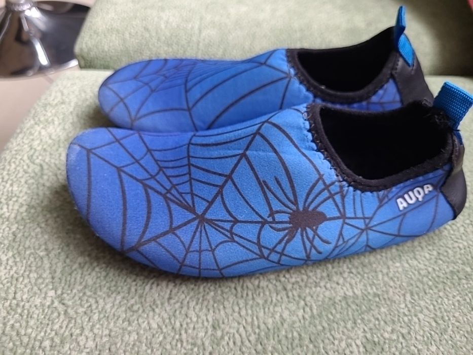 Аквашузи, коралки, розмір 32-33.
Устілка 20-20.5см.
Без дир, тріщин.
З