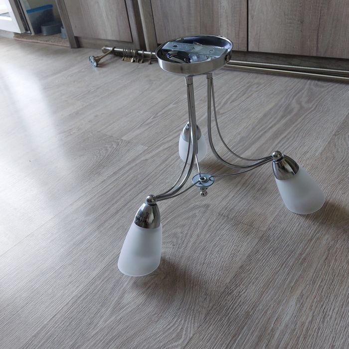 Żyrandol pokojowy trzy ramienny z żarówkami.