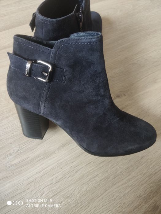 Продам жіночі демісезонні замшеві ботіночки