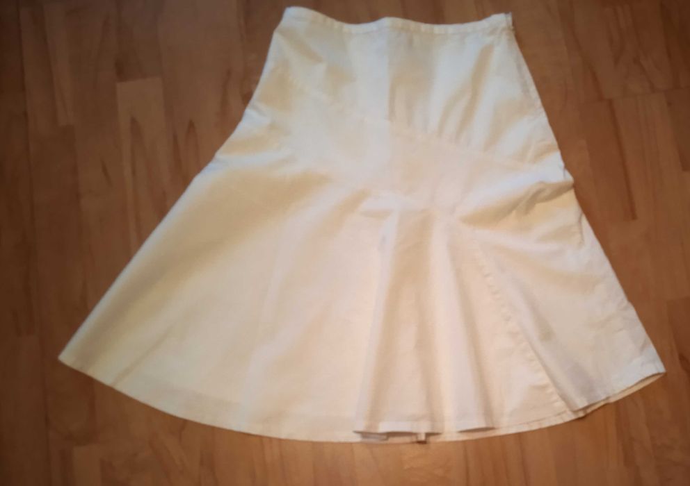 Spódnica letnia lekko  kremowa nieregularnie rozkloszowana GAP