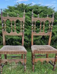 Antyczne hiszpańskie rzeźbione krzesła z poczatków XIX wieku.