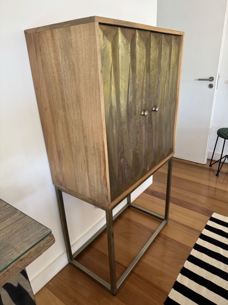 Gabinete Bar em Madeira com Portas Geométricas Douradas
