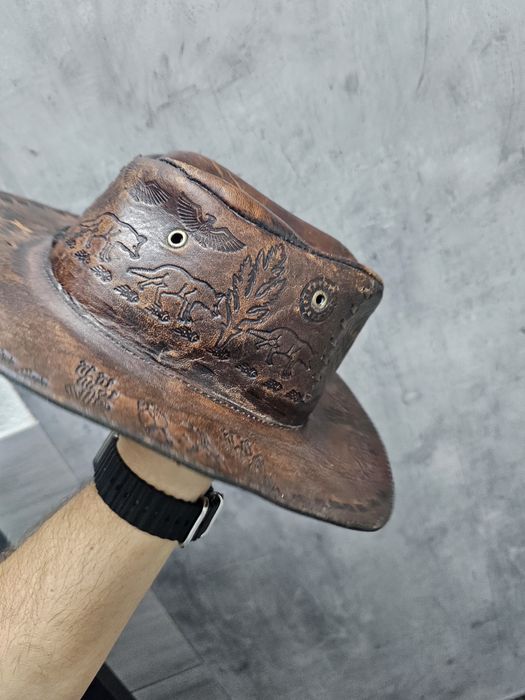 Skórzany australijski kapelusz bogato zdobiony.