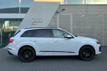 Audi Q7 Cena katalogowa: 411 300,00 zł, 2025r.