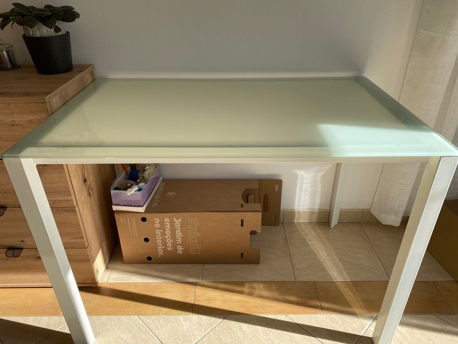 Mesa branca de vidro