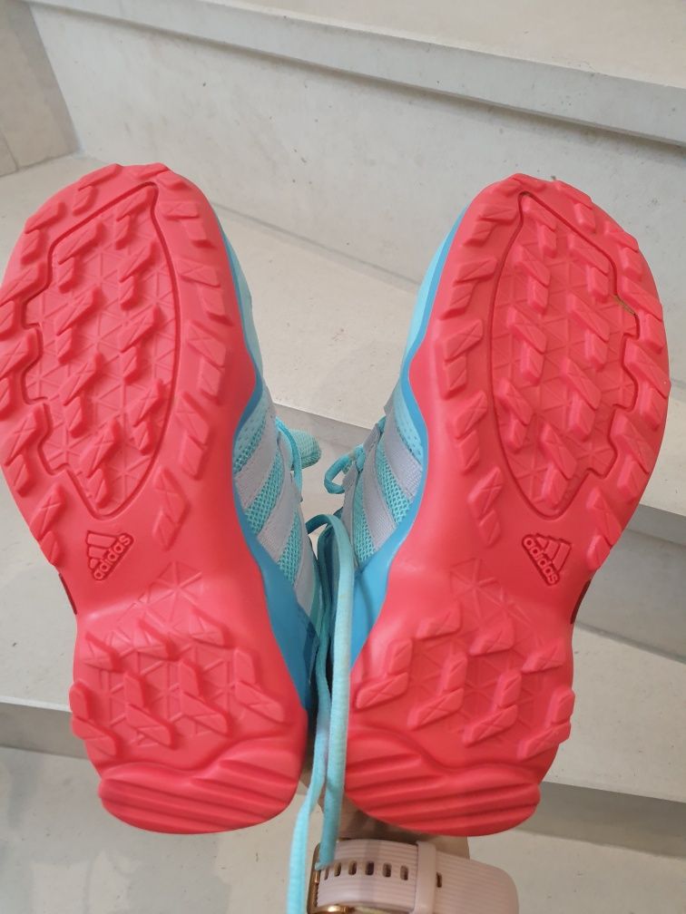 Botas/sapatilhas adidas n.28