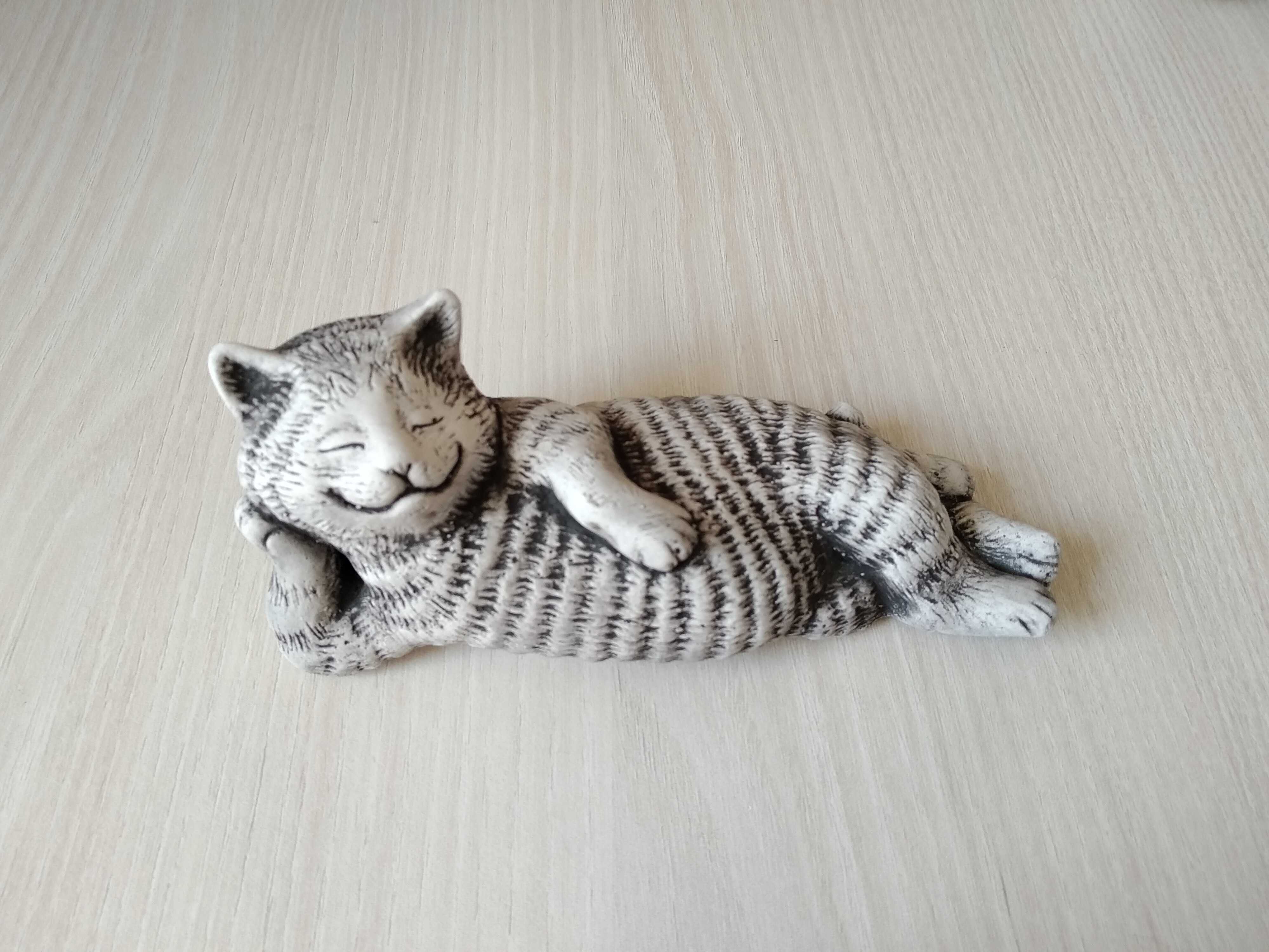 Фигурка ленивого полосатого кота