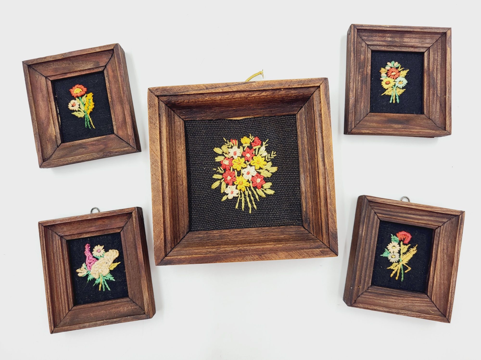 Komplet obrazków miniaturki ręcznie wyszywane w drewnianych ramkach