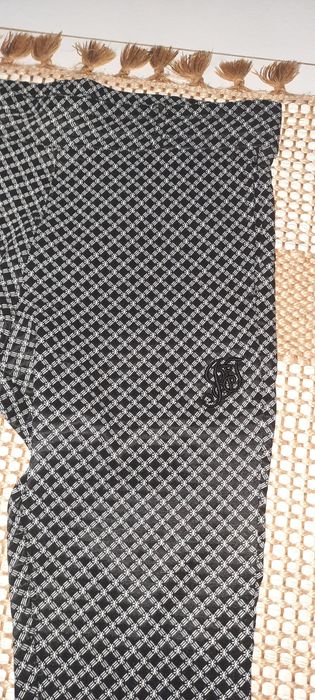 Calças pretas e brancas