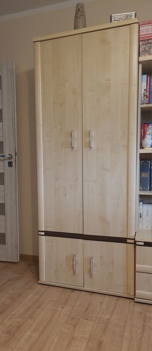 Szafa 200 cm – solidna i pakowna, z drążkiem i dolną szafką, odbiór os