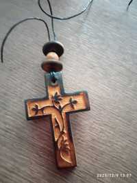 Krzyżyk drewniany, rzeźbiony, zawieszka