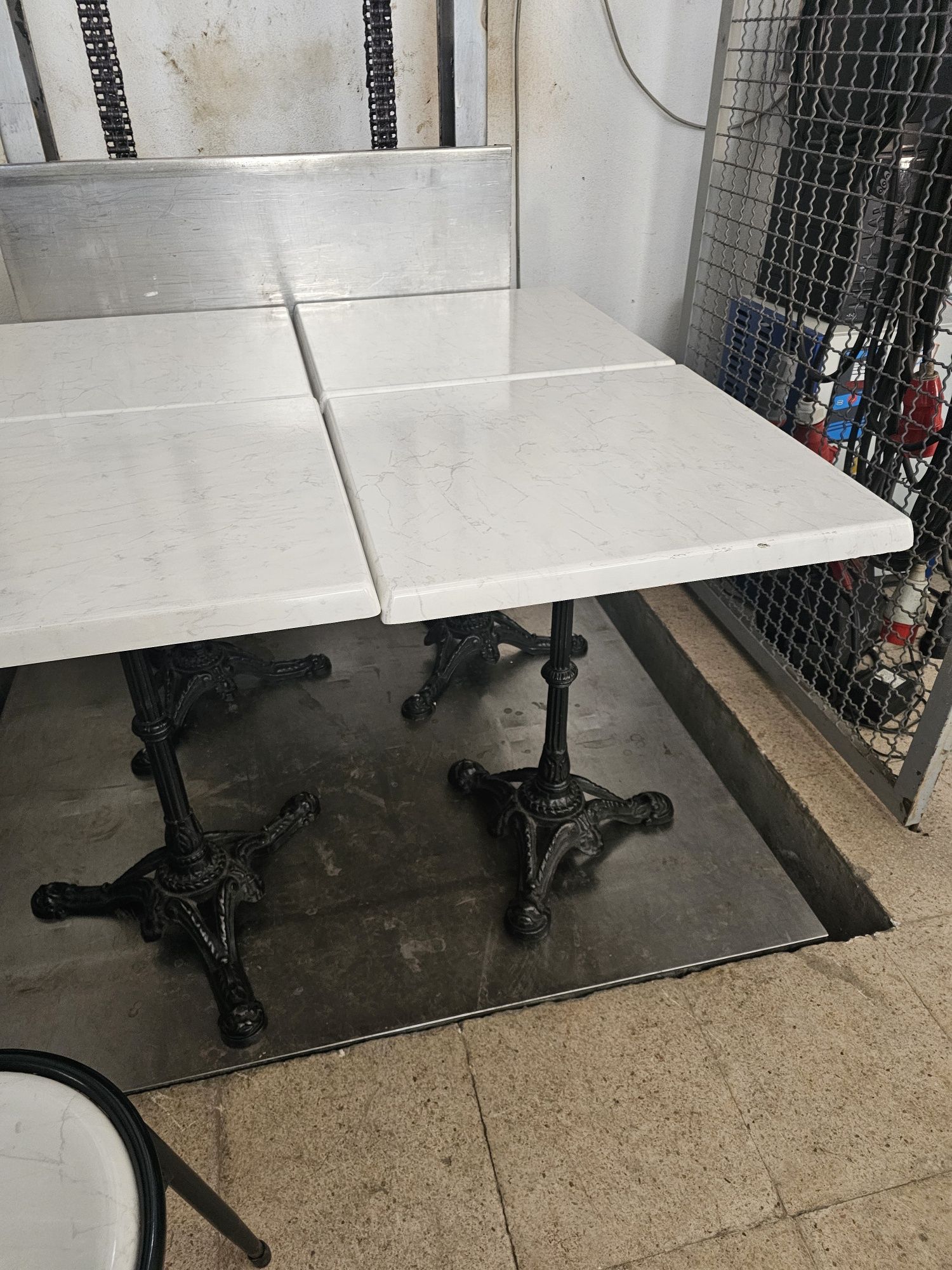 Conjunto de mesas e cadeiras