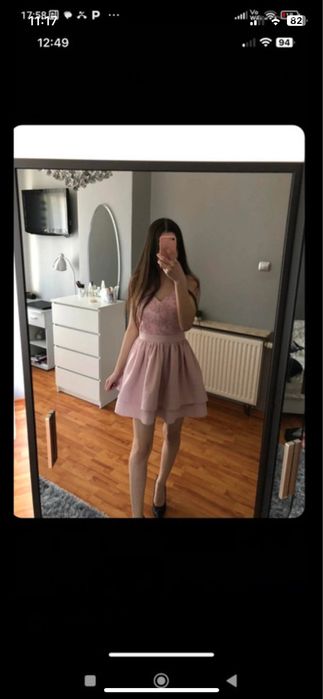 Sukienka na ramiaczkach.