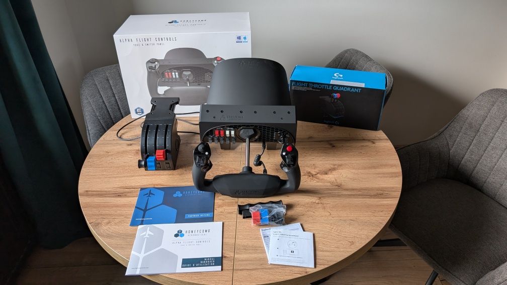Honeycomb alpha yoke w zestawie z logitech flight throttle quadrant