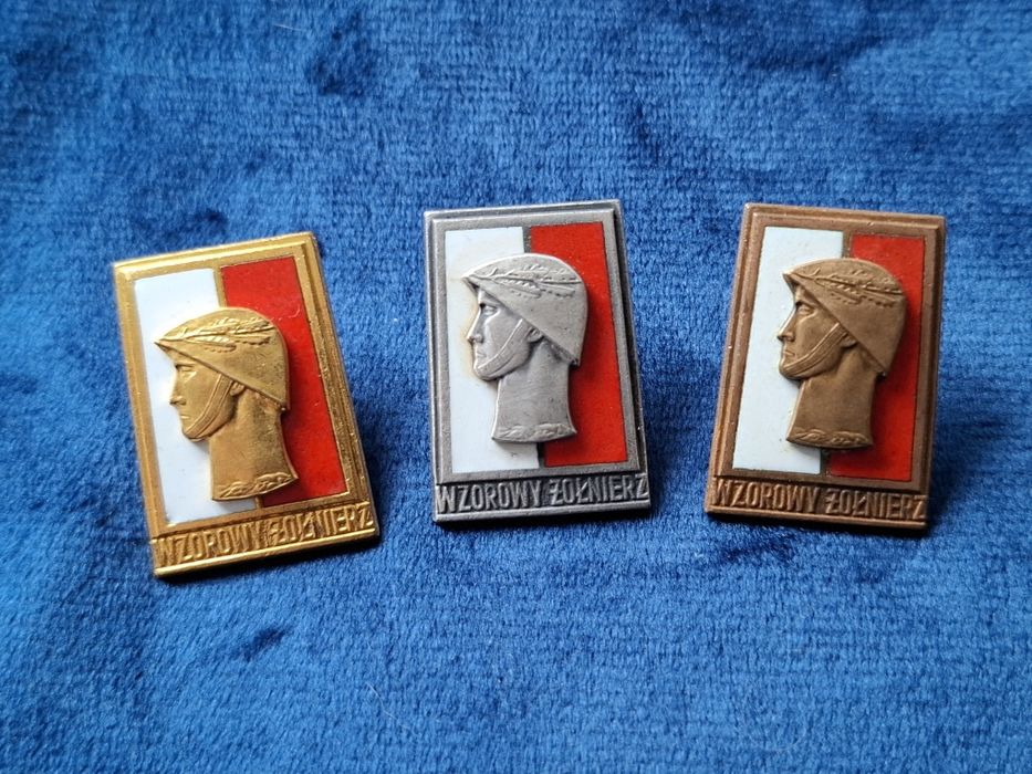 Odznaki Wzorowy Żołnierz wz. 1973 (złota, srebrna, brązowa).
