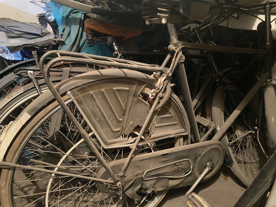 Stare rowery, skorzane siodełka, osprzęt