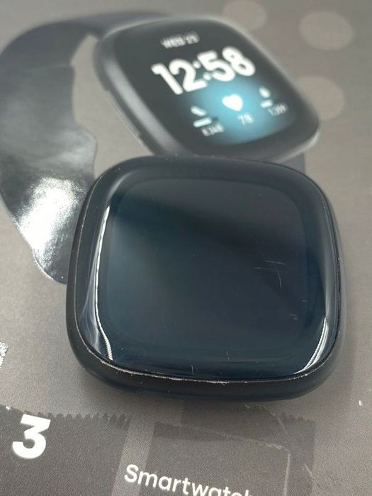 uszkodzony smartwatch fitbit versa czarny gps opis