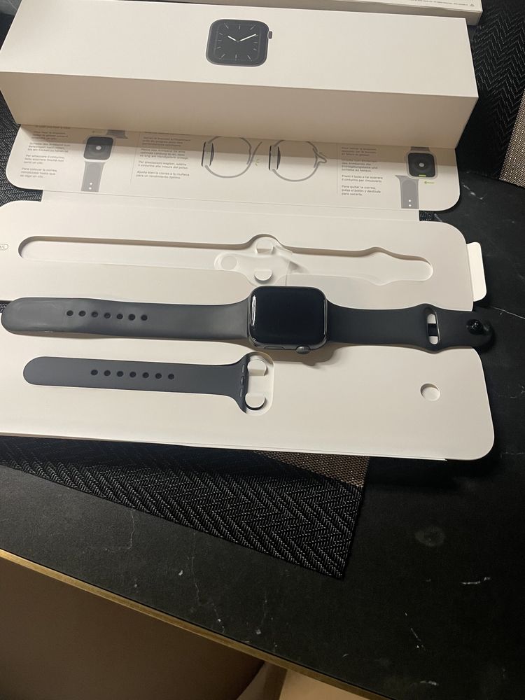 iWatch 5 44mm Space Gray