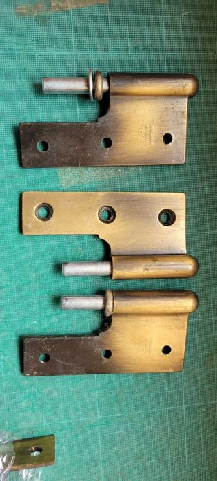 Conjunto de fechadura. Puxador. Dobradiça