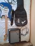 Guitarra, amplificador y complementos Fender .