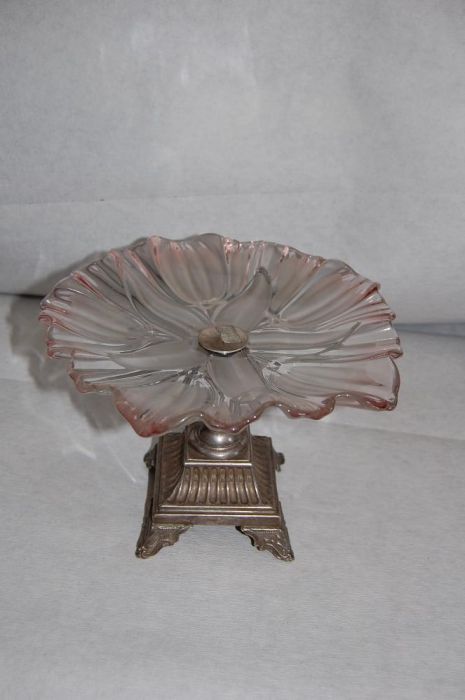 Patera szklana z podstawą srebrną , sygn. wys. 20 cm.