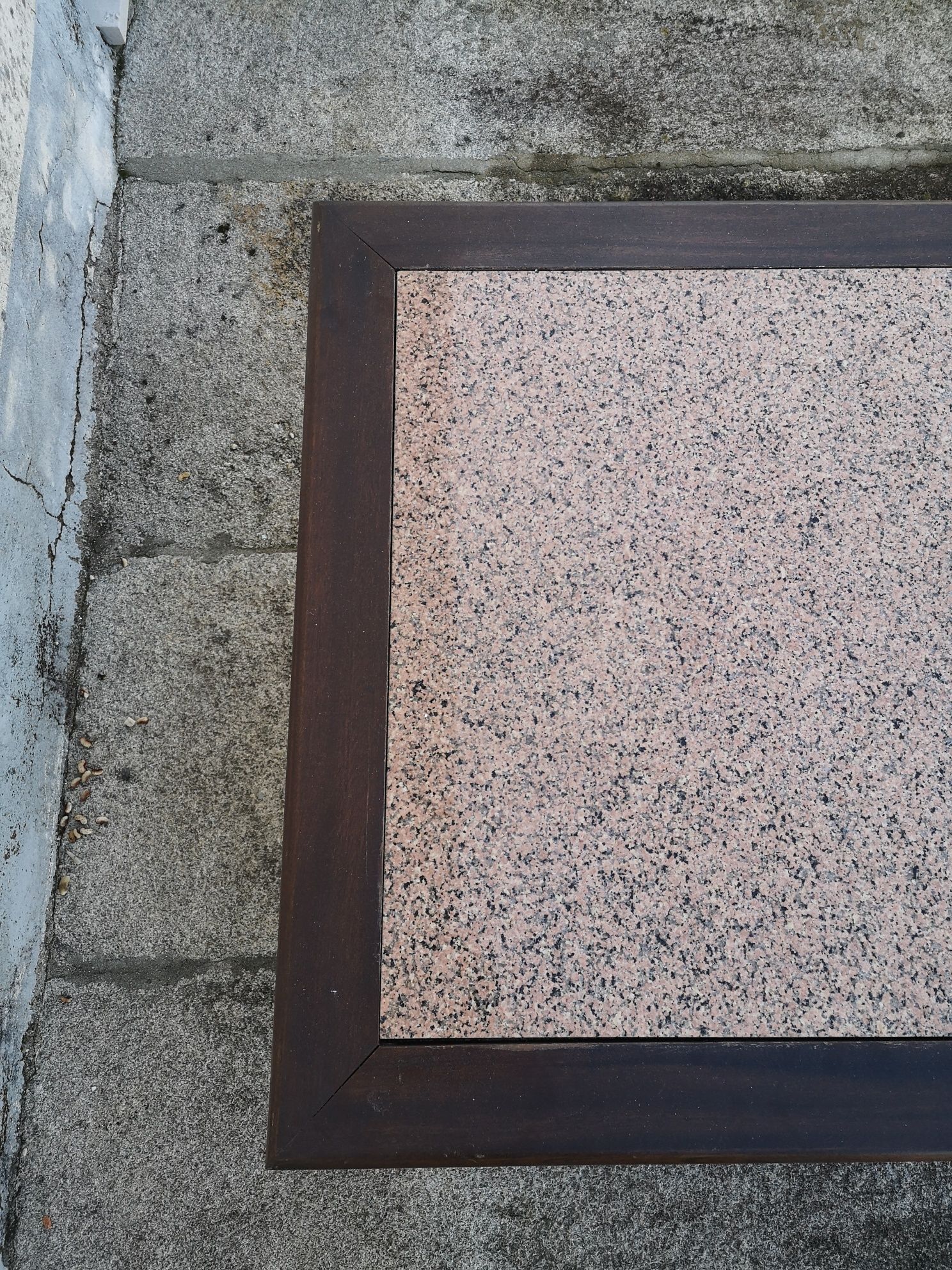 Mesa de centro com pedra de mármore
