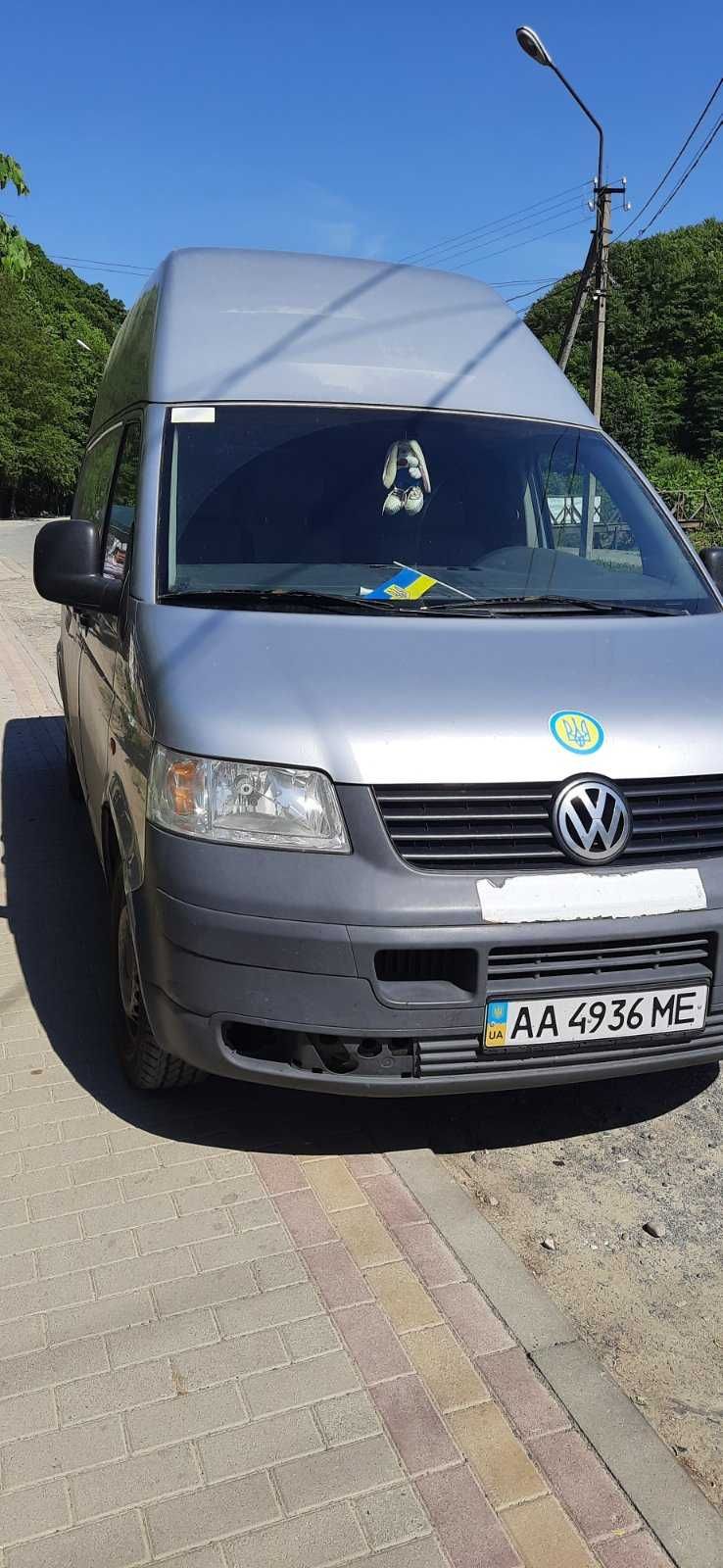 бус Volkswagen T5 дизель  1,9, механика 2006 г/в высокий серебристый